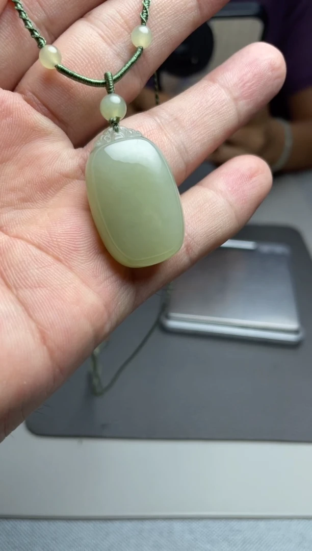 和田玉未镶嵌颈饰.