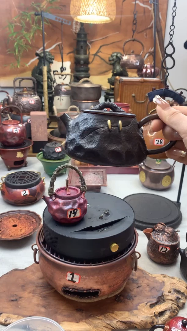 @*二黑色锯钉闷泡壶