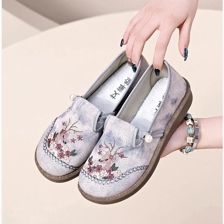 新款女士国风绣花妈妈鞋一脚蹬防滑软底很轻很软很透气老北京布鞋