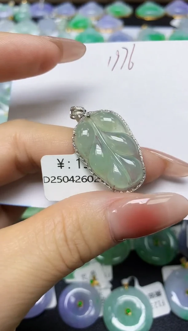 翡翠18K金镶嵌颈饰 天然缅甸翡翠A货
