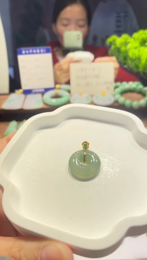 吊坠(不含链)18K金镶嵌翡翠平安扣