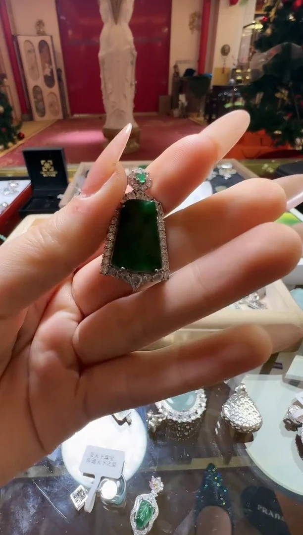 【闪购商品】翡翠吊坠(不含链)未镶嵌翡翠