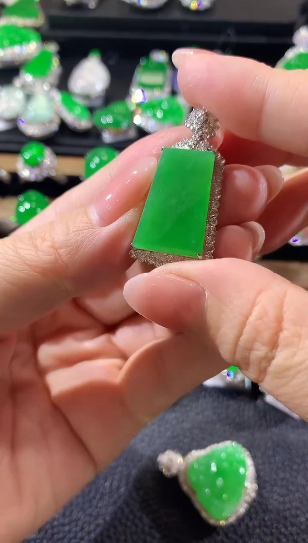 吊坠(不含链)18K金镶嵌翡翠C146