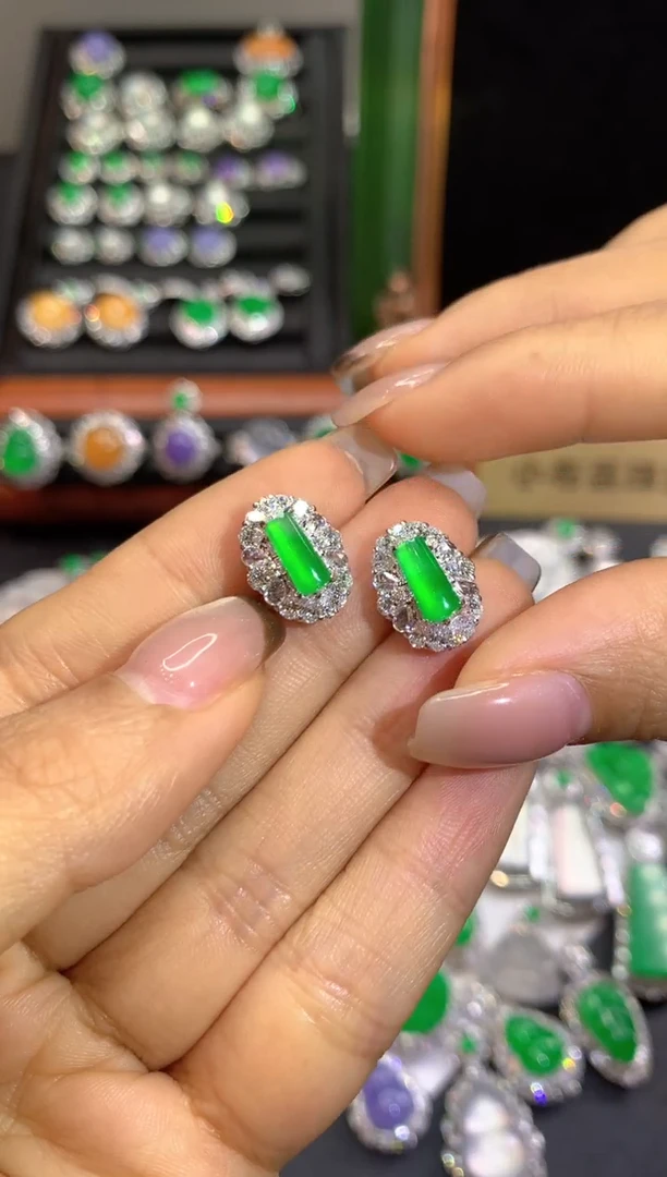 18K金镶嵌翡翠耳饰翡翠