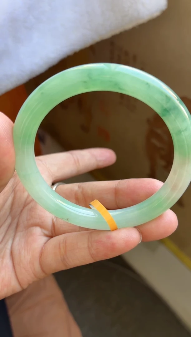 未镶嵌手镯翡翠（高货血漏）冰胶甜果阳绿飘花圆条20号