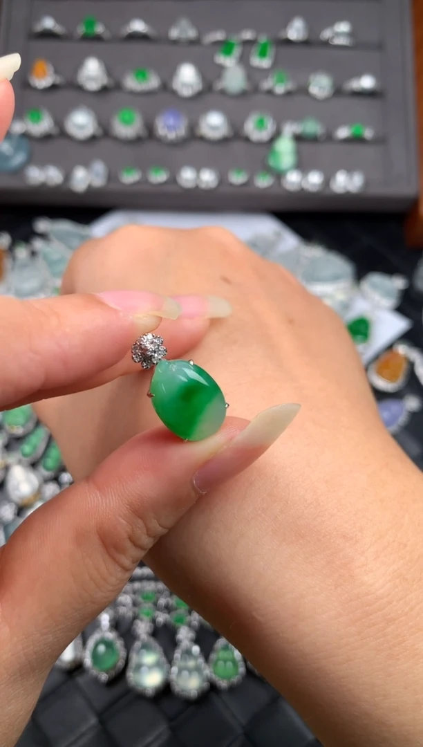 颈饰18K金镶嵌翡翠飘绿瓜瓜