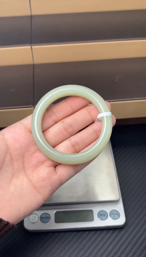 未镶嵌手镯和田玉且末微色差近矿51m