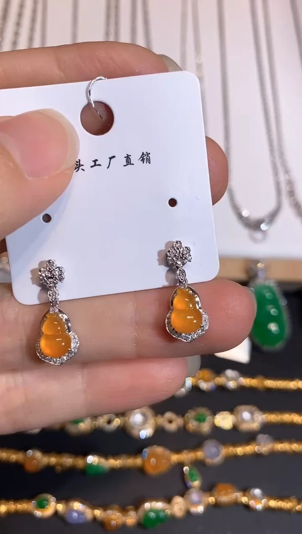 颈饰18K金镶嵌翡翠耳饰