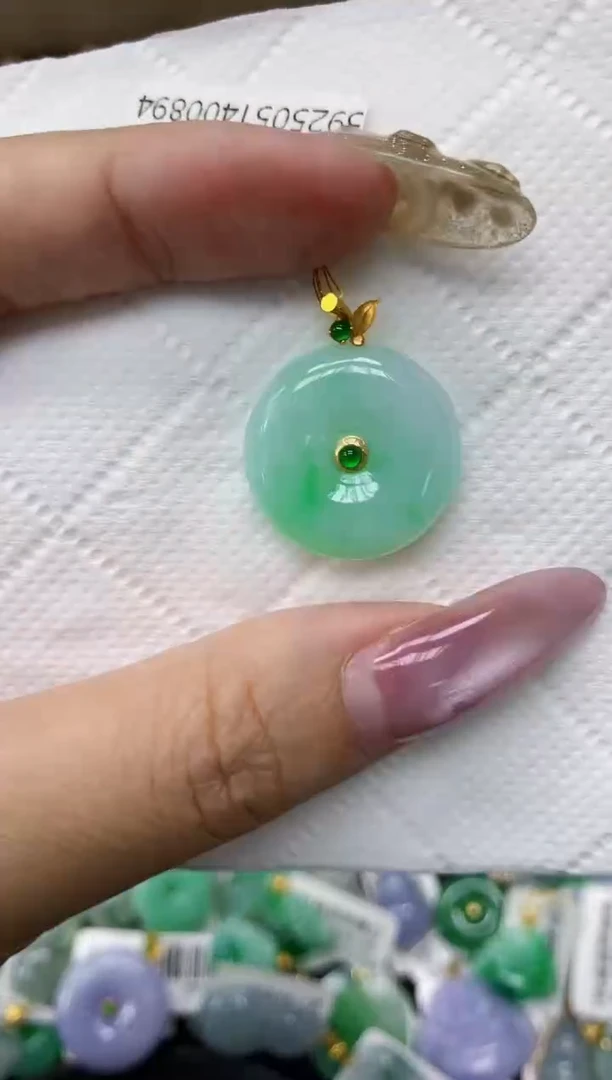 翡翠18K金镶嵌颈饰1111111111
