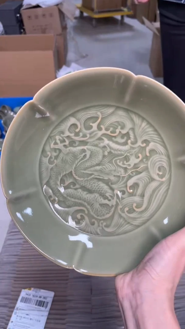 陶瓷橄榄绿龙纹出筋葵口盘