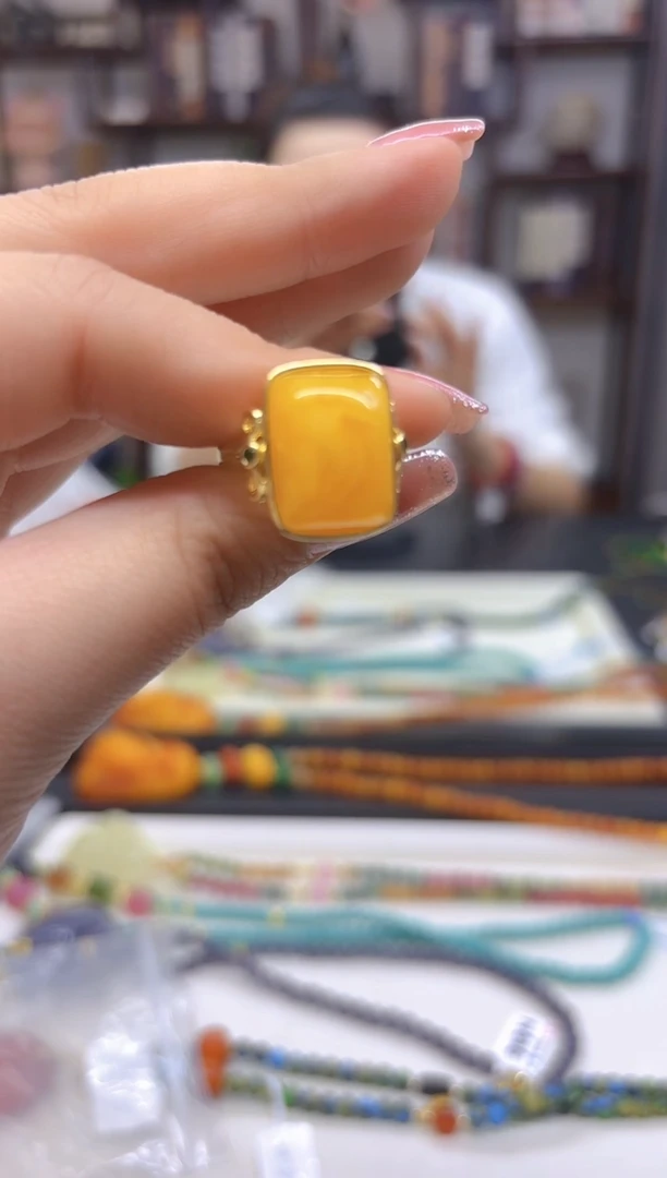 【闪购商品】蜜蜡戒指银S925镀金镶嵌J97