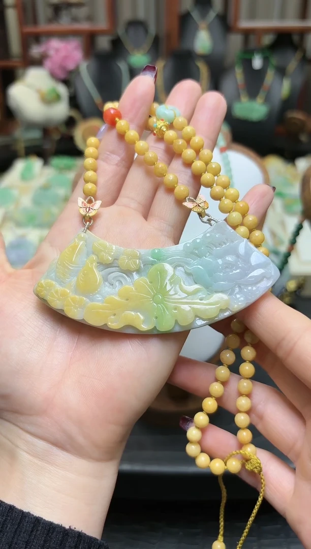 【闪购商品】翡翠颈饰未镶嵌特色黄加绿山水弯弯