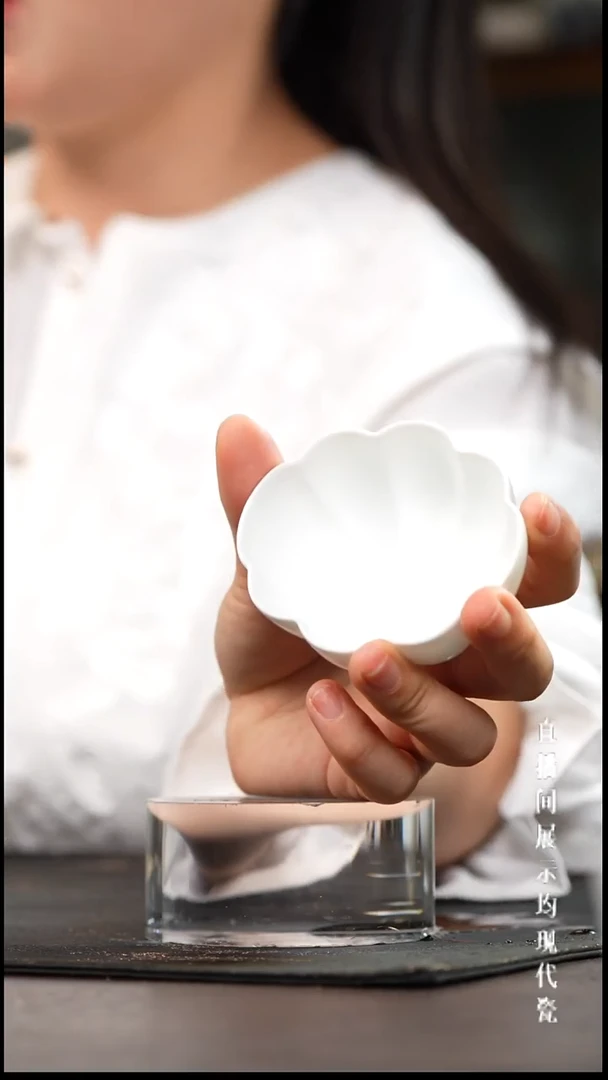 景德镇高白泥花口杯