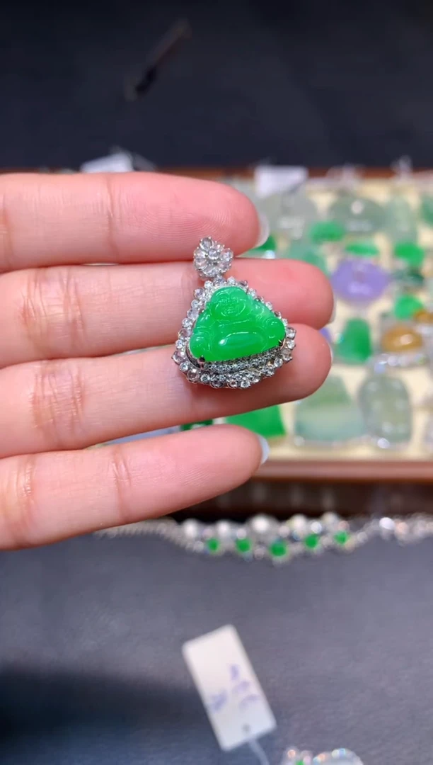 颈饰18K金镶嵌翡翠1