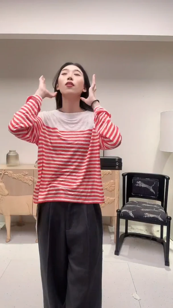 红白条纹格上衣