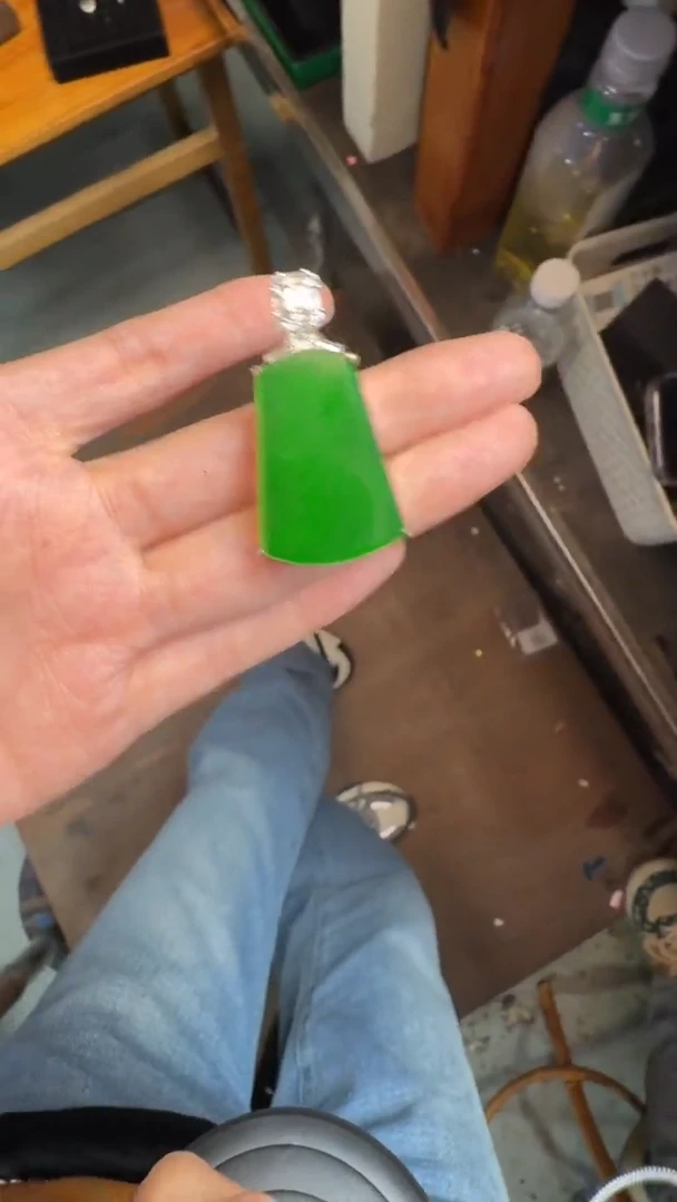 未镶嵌定制翡翠翡翠A货有轻微色差属于正常现象，吊坠多样性发货1