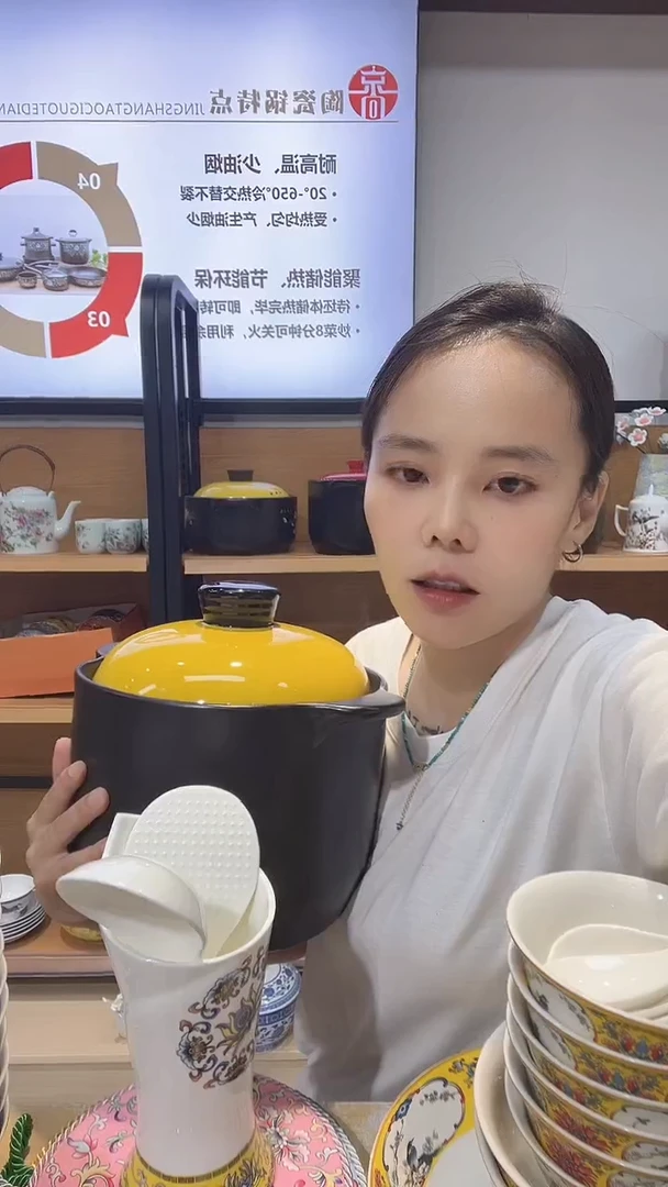 一个4升的陶瓷锅一个4升的陶瓷锅一个黄色的4升砂