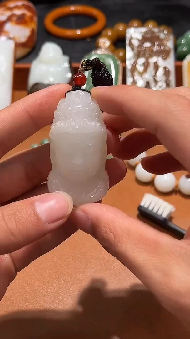 未镶嵌和田玉把件乡**。和田玉