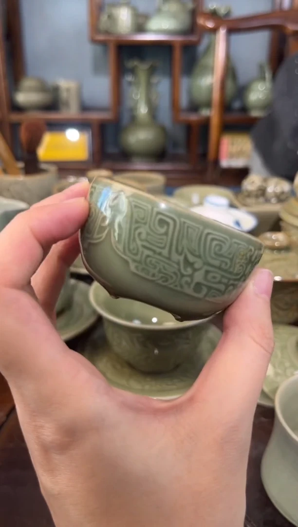 杯手工青瓷支钉烧饕餮纹方杯