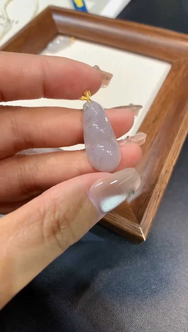 颈饰18K金镶嵌翡翠福豆