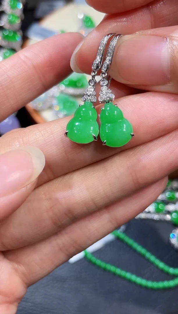 18K金镶嵌翡翠耳饰葫芦