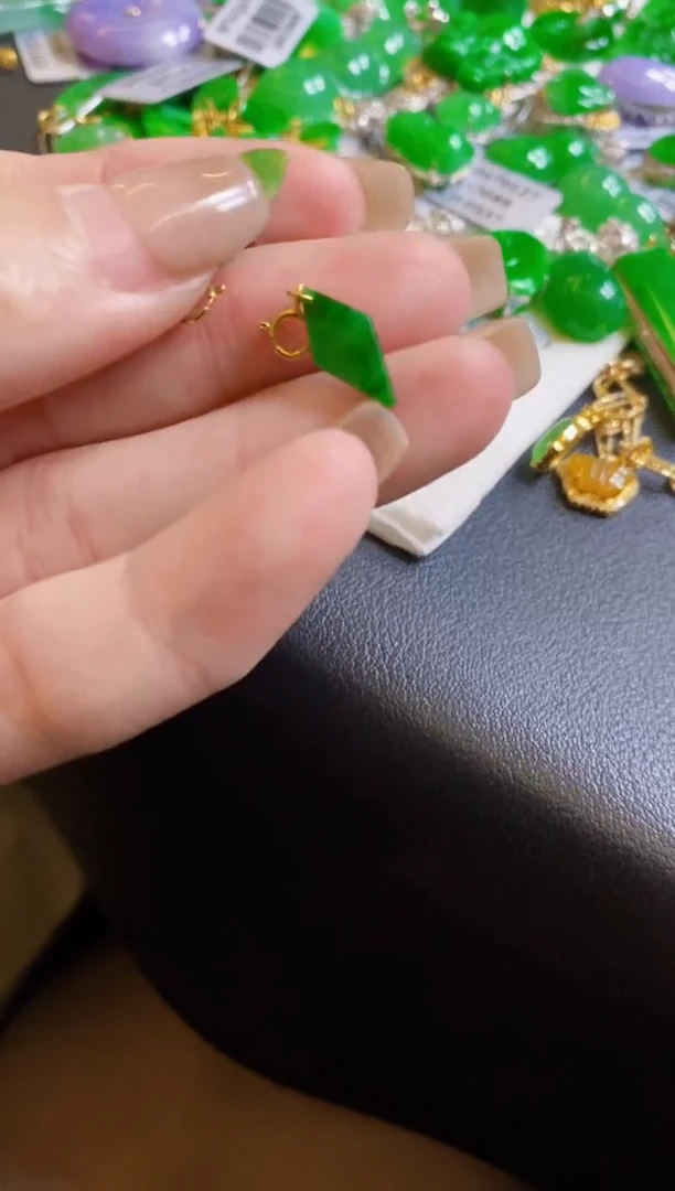 【闪购商品】翡翠颈饰18K金镶嵌吊坠