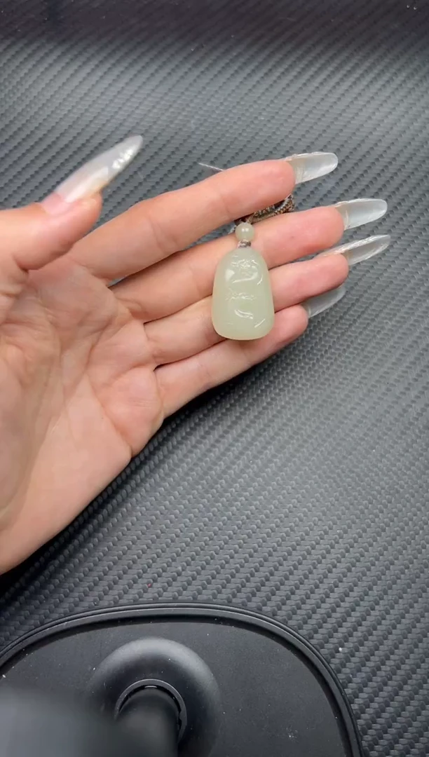 吊坠(赠链)未镶嵌和田玉且末微色差迪克兰一细吊坠