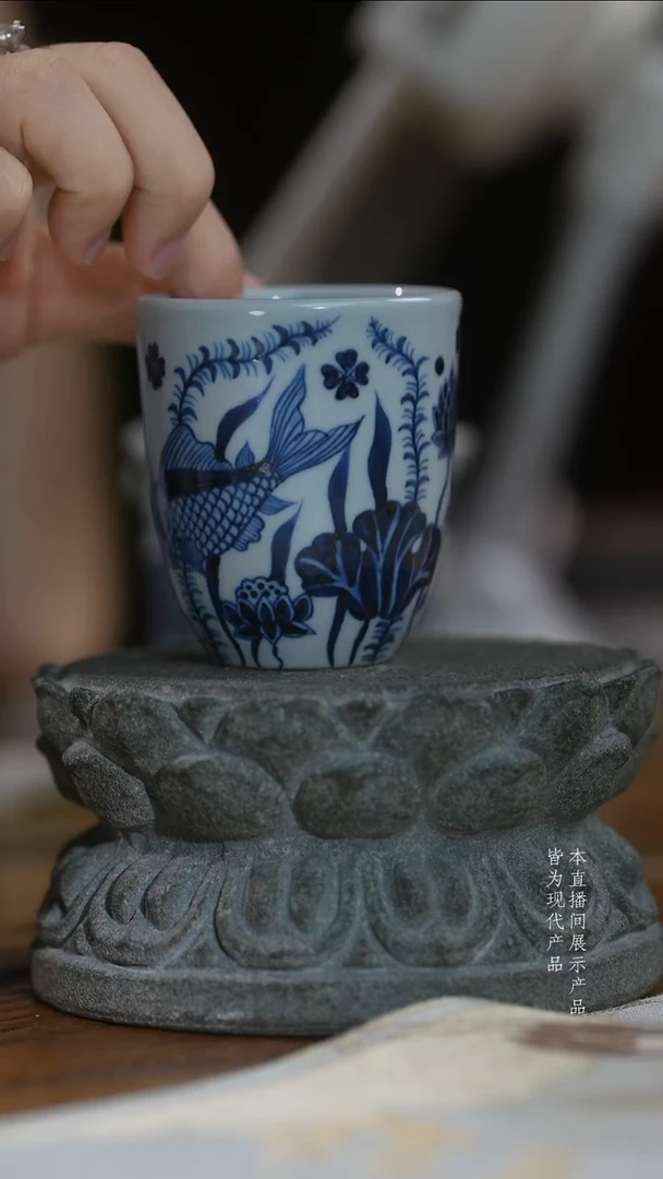 元青花鱼藻纹手握杯