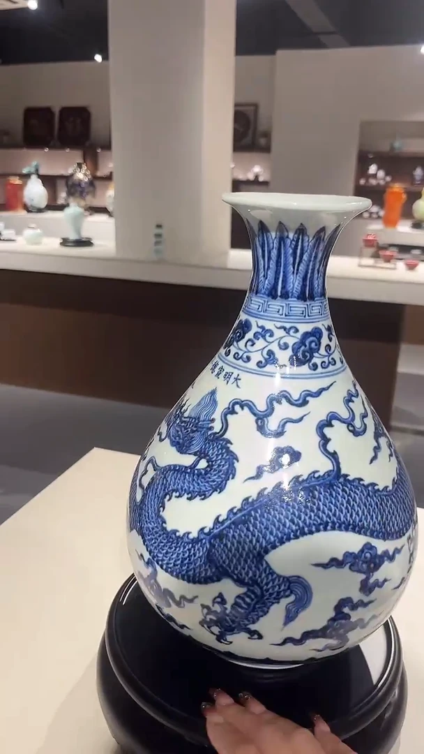 摆件陶瓷青花龙纹玉壶春