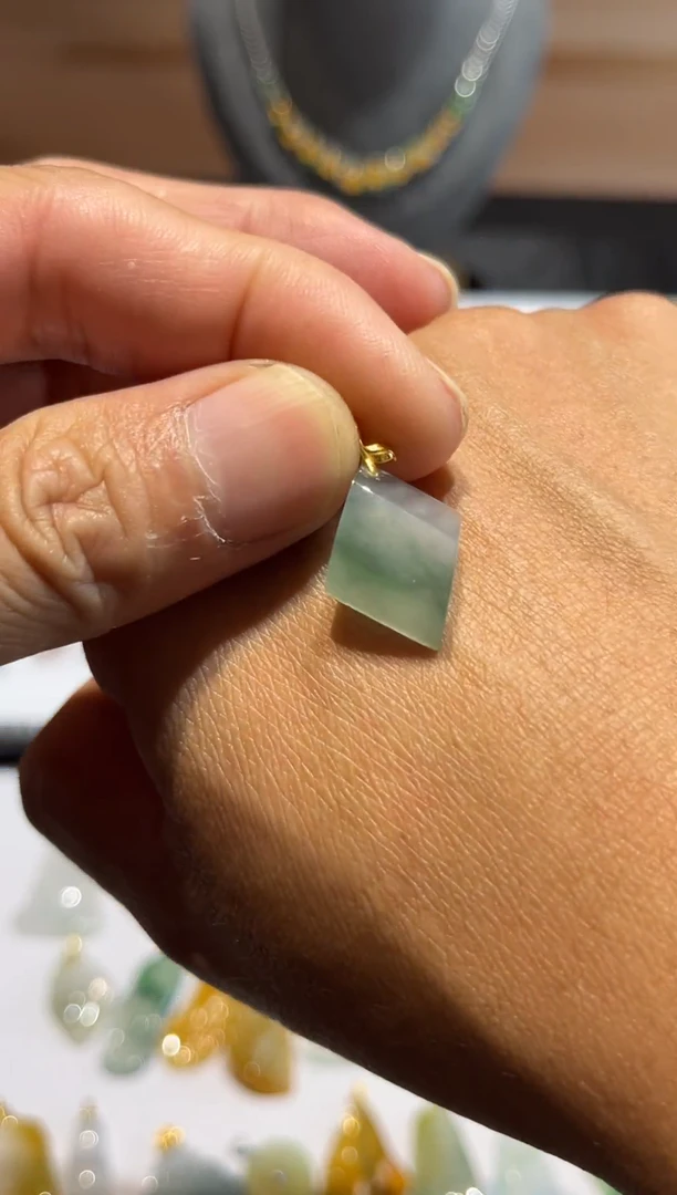 颈饰18K金镶嵌翡翠翡翠A货 闪购多样性