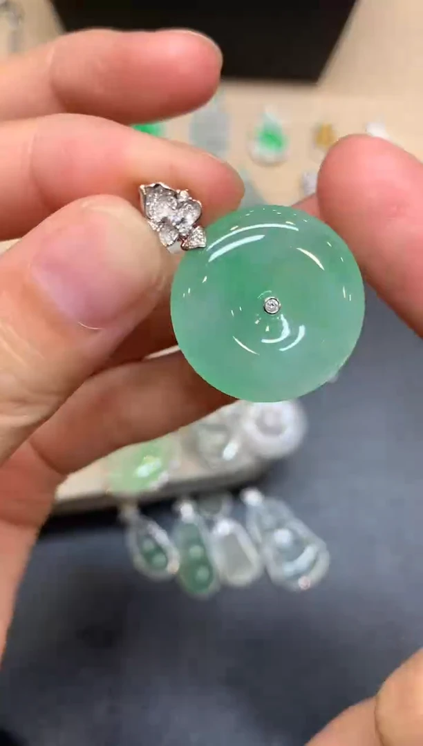 颈饰18K金镶嵌翡翠平安扣【无服务费