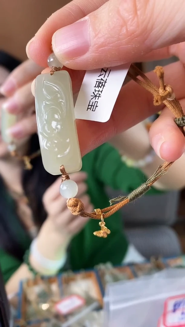 颈饰未镶嵌和田玉莲花牌和田玉手链