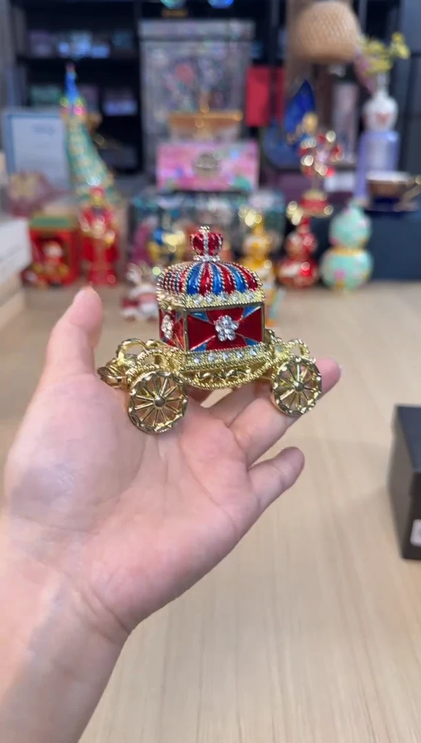 23七宝红色四方马车