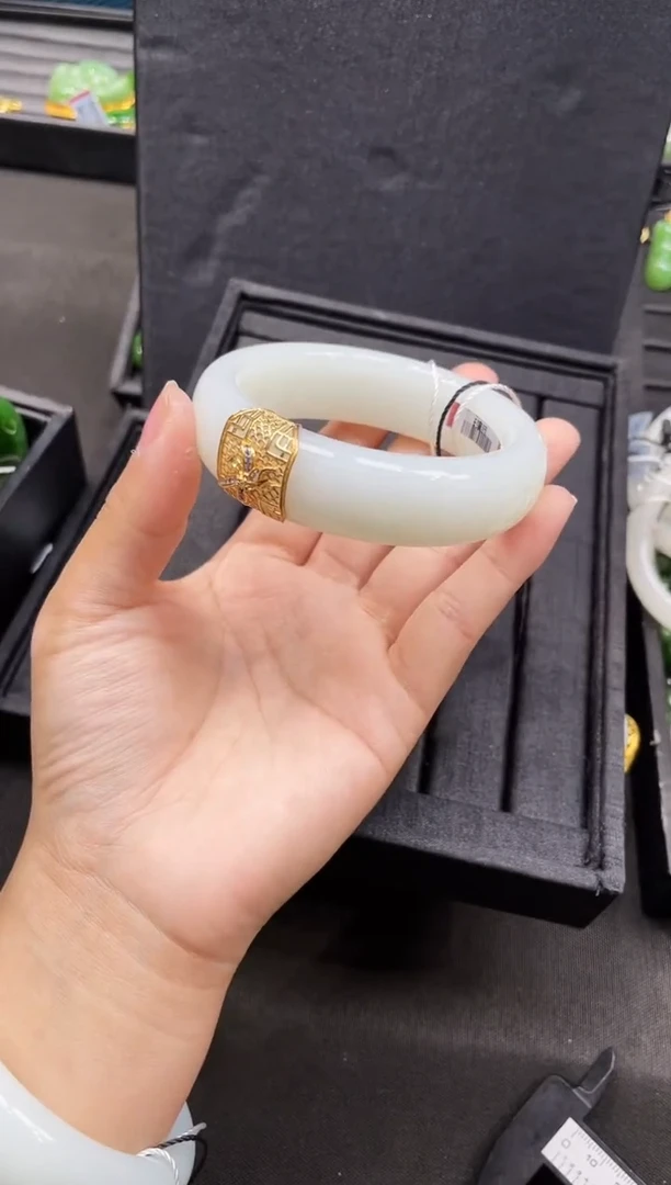 【闪购商品】和田玉手镯18K金镶嵌59多样性发一