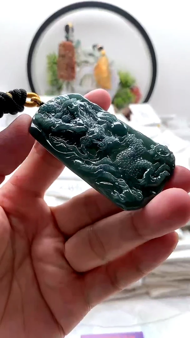颈饰未镶嵌翡翠龙牌