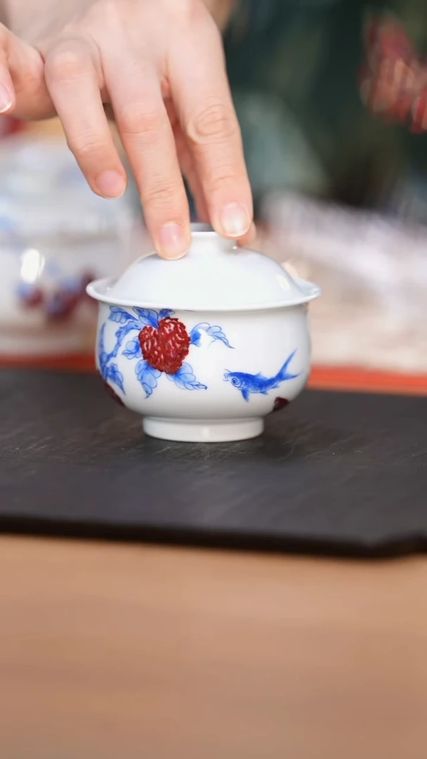 念物青花釉里红大吉大利盖碗