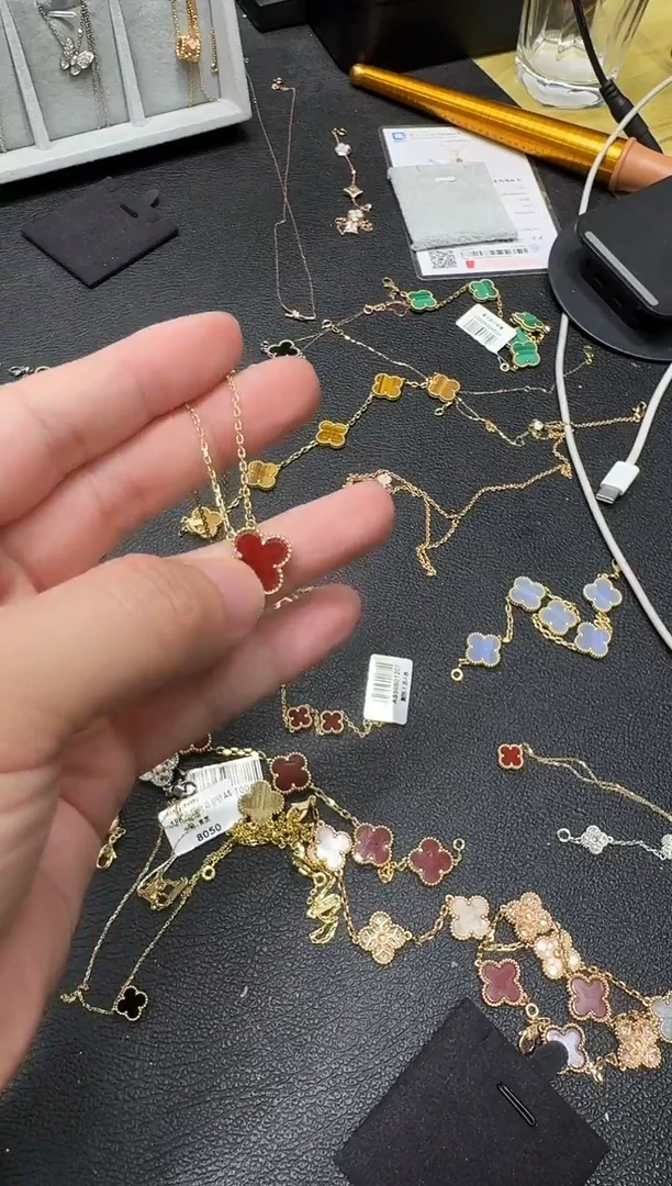 18K金镶嵌套链玛瑙/玉髓可****?红色k黄，15mm四叶草套链