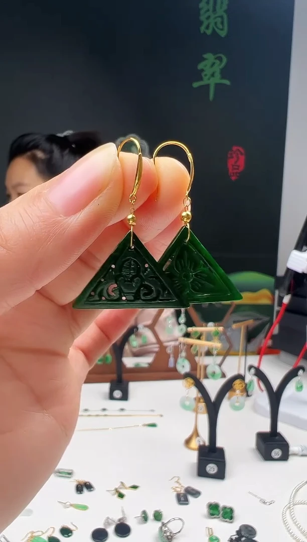 18K金镶嵌翡翠耳饰1