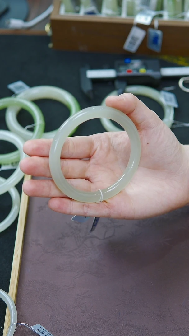 未镶嵌手镯和田玉59-60圈口冰胶葡萄肉