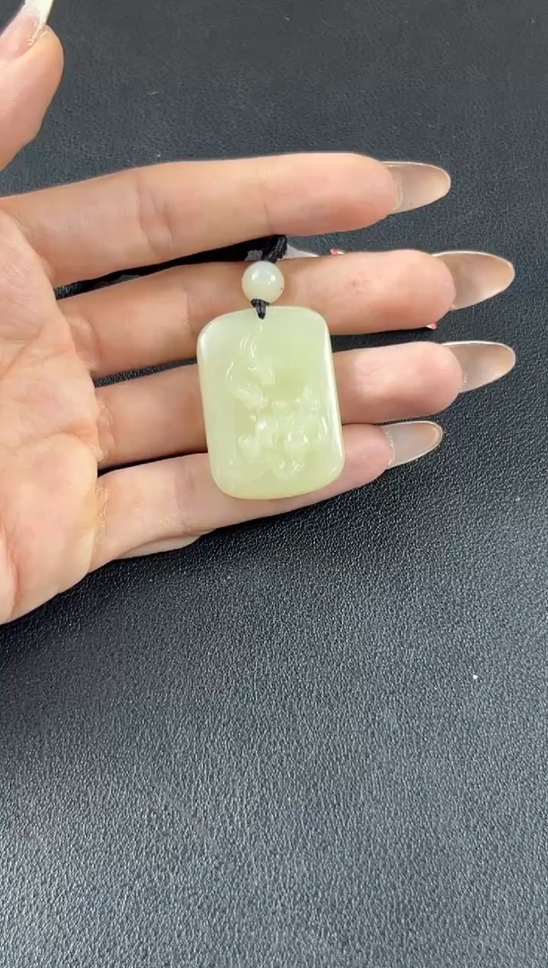 和田玉未镶嵌吊坠(赠链)且末微色差迪克兰二细吊坠