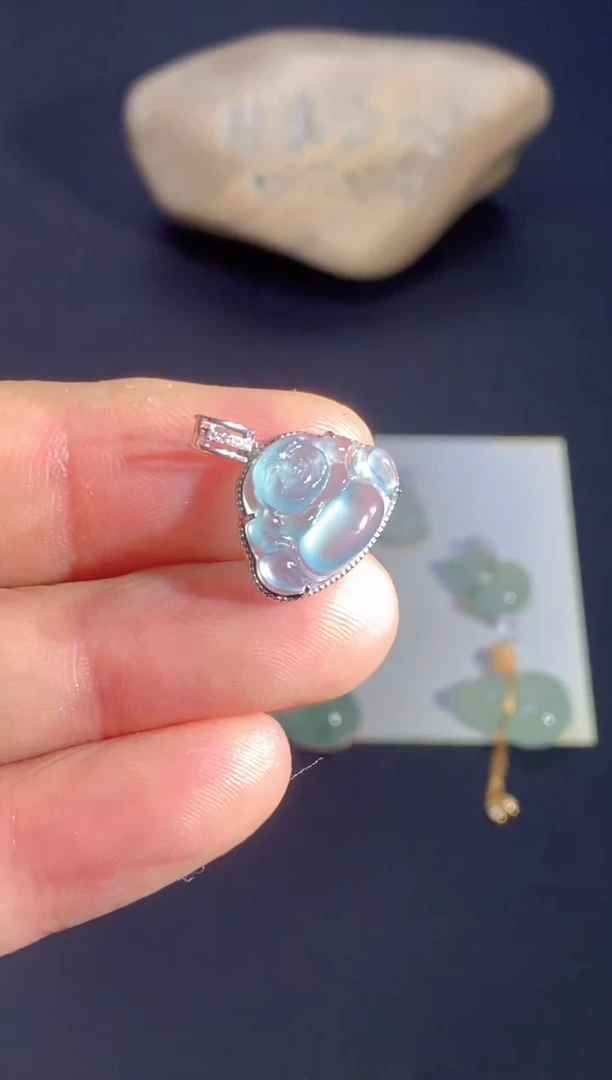 颈饰18K金镶嵌翡翠