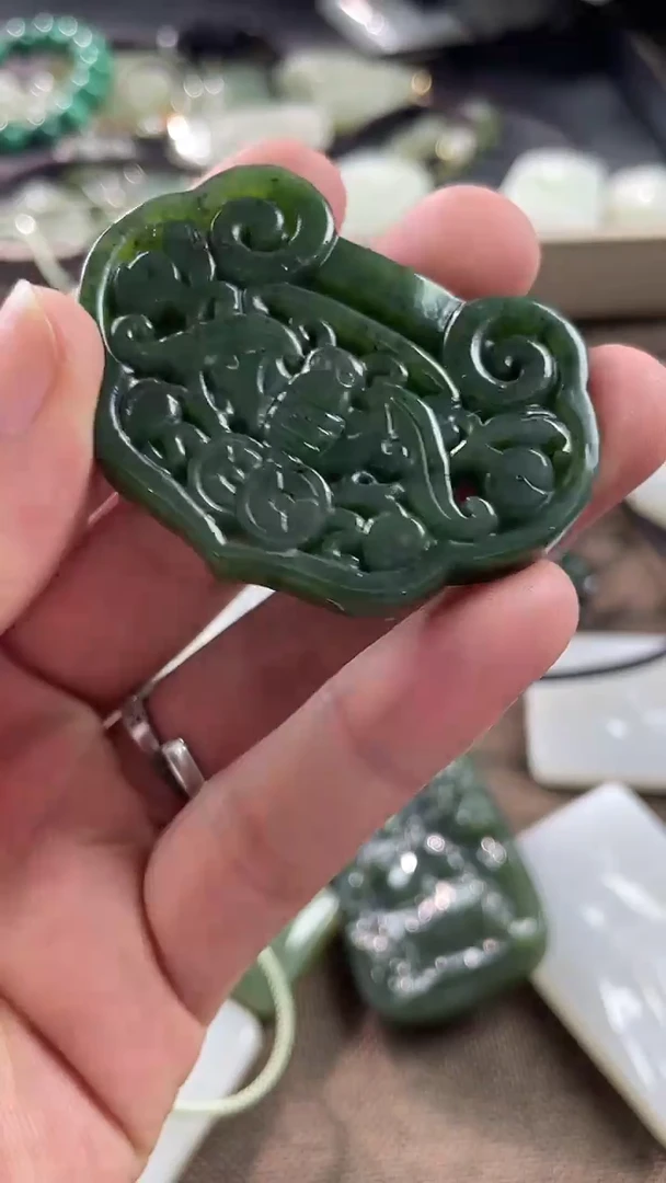 颈饰未镶嵌和田玉（碧玉）挂件