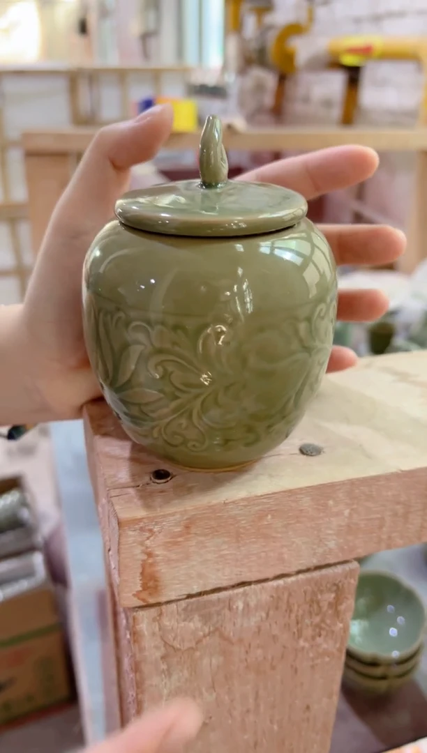 微瑕耀州窑莲纹茶叶罐