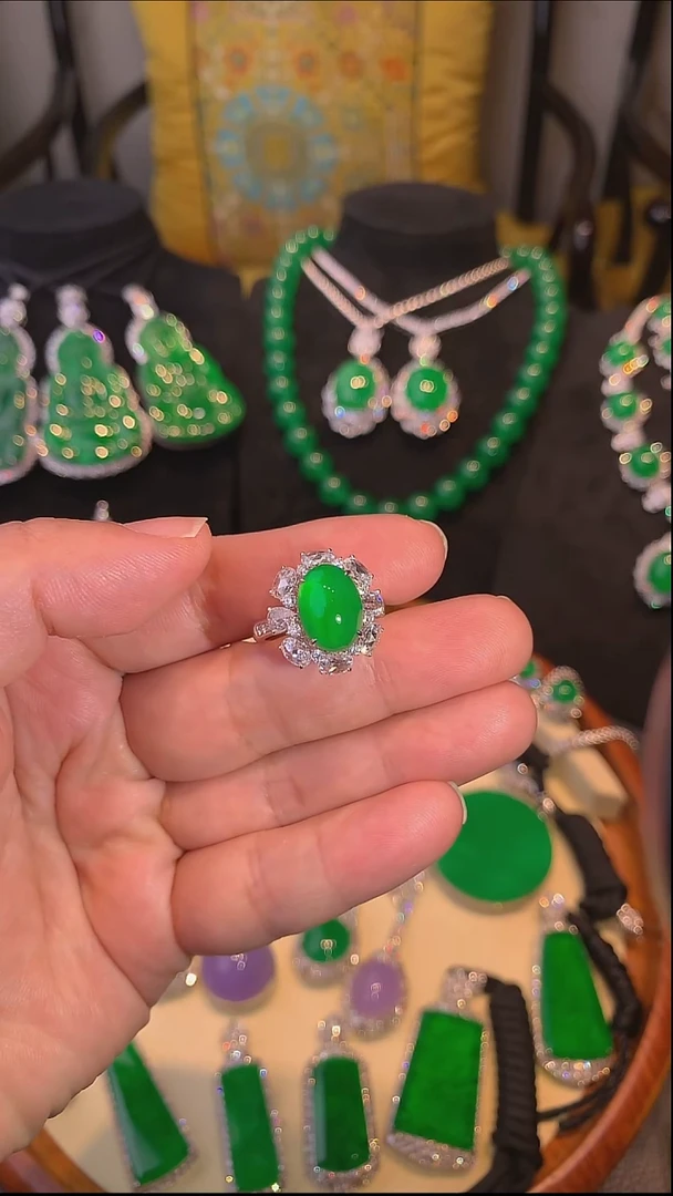 18K金镶嵌戒指翡翠戒指