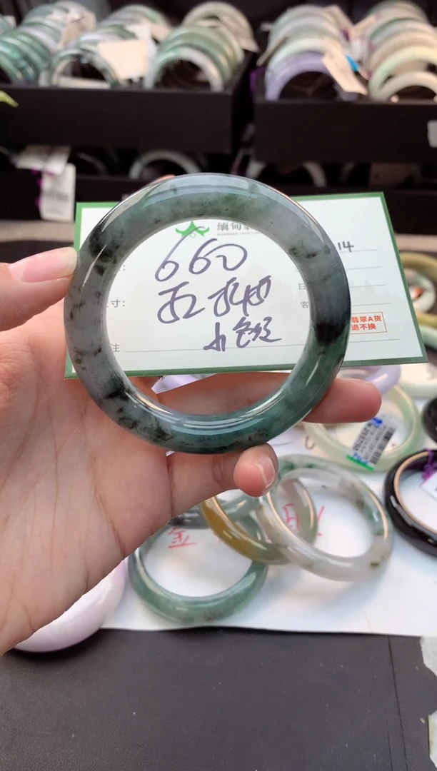 定制翡翠未镶嵌不****姐毛货需精细抛光+多人