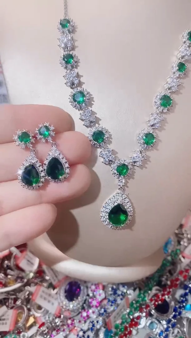 颈饰未镶嵌祖母绿耳钉 套链