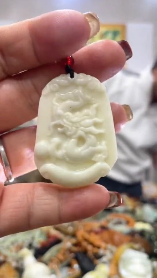 未镶嵌蛇纹石玉吊坠