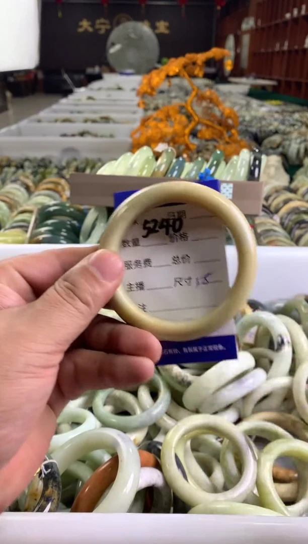 蛇纹石玉未镶嵌手镯5240