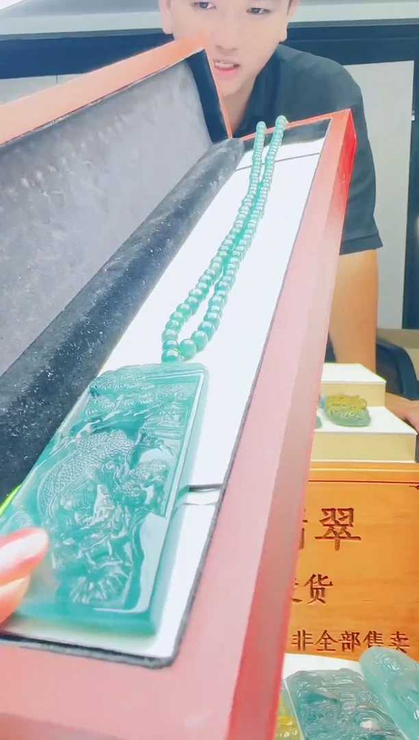 颈饰未镶嵌翡翠多样性发其中一
