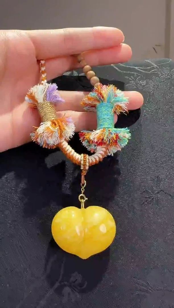 蜜蜡颈饰18K金镶嵌爱心吊坠